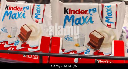 Bobruisk, Weißrussland - 2. März 2025: Ein buntes Sortiment an süßen Schokoladentafeln liegt auf dem Regal eines Lebensmittelgeschäfts. Ihr verlockender Packaging-Promi Stockfoto