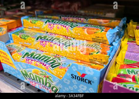 Bobruisk, Weißrussland - 2. März 2025: Bunt verpackte Fruchtbonbons stehen in einem Ladenregal und bieten eine Vielzahl von Geschmacksrichtungen. Stockfoto