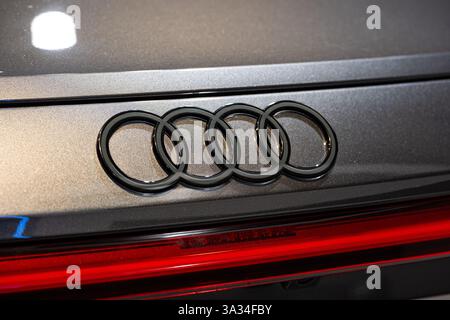 Audi-Markenringe Emblem oder Logo am Heck eines Neuwagens. Dunkel, Schatteneinfassung, Nahaufnahme Innenaufnahme, keine Leute. Stockfoto