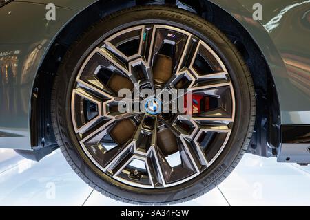 07.03.2025 , München International Airport, Deutschland. 2025 BMW i5 G60 Generation elektrische 5er Serie Felgen und Reifen Vorderansicht. Detailansicht Nahaufnahme, keine p Stockfoto