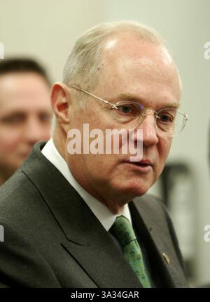 März 2004; Washington, DC, USA; ANTHONY KENNEDY, Richter des Obersten Gerichtshofs, erscheint am 17. März 2004 vor dem Haushaltsausschuss des Repräsentantenhauses, um den Haushaltsplan für das Haushaltsjahr 2005 zu erörtern. Stockfoto