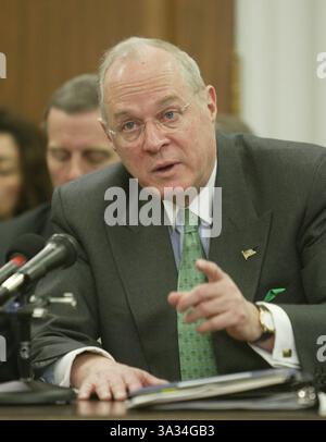 März 2004; Washington, DC, USA; ANTHONY KENNEDY, Richter des Obersten Gerichtshofs, erscheint am 17. März 2004 vor dem Haushaltsausschuss des Repräsentantenhauses, um den Haushaltsplan für das Haushaltsjahr 2005 zu erörtern. Stockfoto