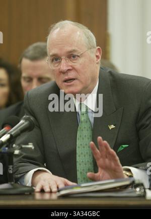 März 2004; Washington, DC, USA; ANTHONY KENNEDY, Richter des Obersten Gerichtshofs, erscheint am 17. März 2004 vor dem Haushaltsausschuss des Repräsentantenhauses, um den Haushaltsplan für das Haushaltsjahr 2005 zu erörtern. Stockfoto