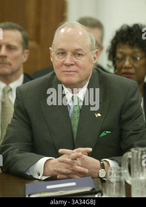 März 2004; Washington, DC, USA; ANTHONY KENNEDY, Richter des Obersten Gerichtshofs, erscheint am 17. März 2004 vor dem Haushaltsausschuss des Repräsentantenhauses, um den Haushaltsplan für das Haushaltsjahr 2005 zu erörtern. Stockfoto