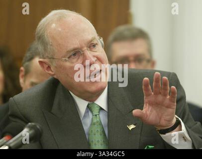 März 2004; Washington, DC, USA; ANTHONY KENNEDY, Richter des Obersten Gerichtshofs, erscheint am 17. März 2004 vor dem Haushaltsausschuss des Repräsentantenhauses, um den Haushaltsplan für das Haushaltsjahr 2005 zu erörtern. Stockfoto