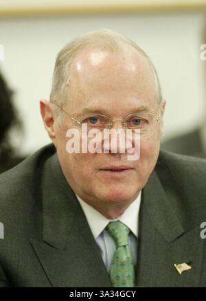 März 2004; Washington, DC, USA; ANTHONY KENNEDY, Richter des Obersten Gerichtshofs, erscheint am 17. März 2004 vor dem Haushaltsausschuss des Repräsentantenhauses, um den Haushaltsplan für das Haushaltsjahr 2005 zu erörtern. (Bild: © Chris Kleponis/ZUMAPRESS.com) Stockfoto