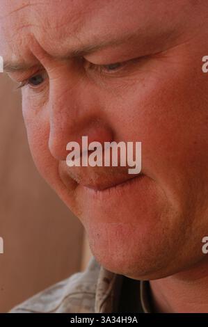 23. März 2004; Camp Hurricane Point, Irak; Lance CPL. BRETT T. NEWMAN, Infanterie im 2. Bataillon, 4. Marine-Regiment, 1. Marine-Division, trat erstmals im März 1988 im Alter von 18 Jahren dem Marine Corps bei. Nach mehreren Einsätzen und einer Tour nach Kuwait für den Ersten Golfkrieg 1990 entschied sich Newman, das Marine Corps zu verlassen und seinen Traum zu verwirklichen, High School Lehrer und Basketballtrainer zu werden. Newman aus Albuquerque, N.M., meldete sich nach einer zehnjährigen Pause wieder ins Korps und ist derzeit hier, um die Operation Iraqi Freedom II zu unterstützen. Er sagte, er bedauere seine Entscheidung nicht, rauszukommen Stockfoto