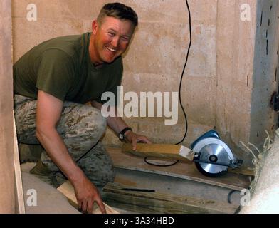 23. März 2004; Camp Hurricane Point, Irak; Lance CPL. BRETT T. NEWMAN, Infanterie des 2. Bataillons, 4. Marine-Regiment, 1. Marine-Division, baut hier Möbel für Büroräume. Im März 1988 trat er im Alter von 18 Jahren dem Marine Corps bei. Nach mehreren Einsätzen und einer Tour nach Kuwait für den Ersten Golfkrieg 1990 entschied sich Newman, das Marine Corps zu verlassen und seinen Traum zu verwirklichen, High School Lehrer und Basketballtrainer zu werden. Newman aus Albuquerque, N.M., meldete sich nach einer zehnjährigen Pause wieder in das Korps und ist derzeit hier, um die Operation Iraqi Freedom II zu unterstützen Stockfoto