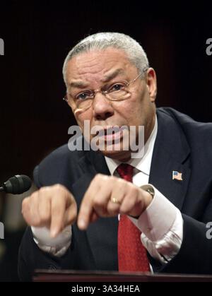 COLIN POWELL (* 5. April 1937 bis 18. Oktober 2021) war ein US-amerikanischer Politiker, Diplomat und vier-Sterne-General, der von 2001 bis 2005 als 65. US-Außenminister, von 1987 bis 1989 als 16. US-Sicherheitsberater und von 1989 bis 1993 als 12. Vorsitzender der Joint Chiefs of Staff fungierte. DATEIFOTO: 23. März 2004, Washington, District of Columbia, USA: Außenministerin COLIN POWELL spricht während einer Anhörung der National Commission on Terroranschläge on the United States on Capitol Hill. (Bild: © Chris Kleponis/ZUMAPRESS.com) Stockfoto