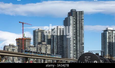 Blick auf die Skyline der Stadt New Westminster mit Translink-Zug Vancouver BC, Kanada. Straßenansicht, Reisefoto, Niemand, Editorial-April 5,2022 Stockfoto