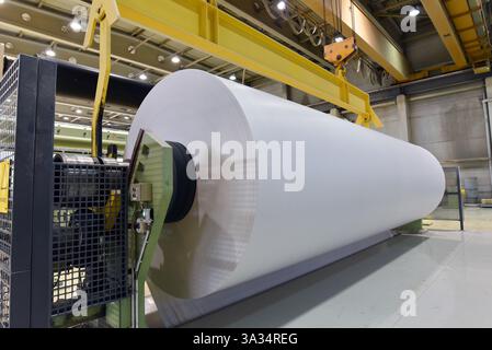 Papierfabrik - Herstellung von Papierrollen für die Druckindustrie - Papierrollen in einem Werk Stockfoto