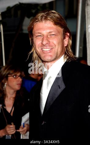 Mai 2004 - K37153AR.USA PREMIERE DES FILMS.''TROY''..ZIEGFELD THEATRE, NEW YORK CITY..05.10.2004. ANDREA RENAULT / 2004.SEAN BEAN(Bild: © Globe Photos/ZUMAPRESS.com) Stockfoto