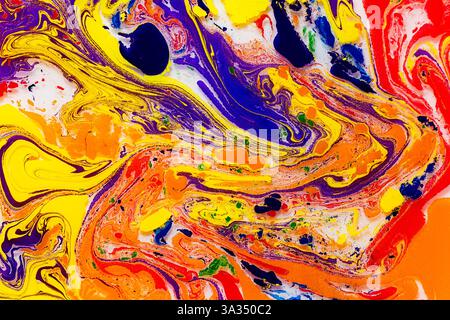 Ein auffälliges abstraktes Bild mit intensiven Wirbeln aus Rot, Gelb, Blau und Orange, die zu einem faszinierenden, fließenden Muster verschmelzen. Stockfoto