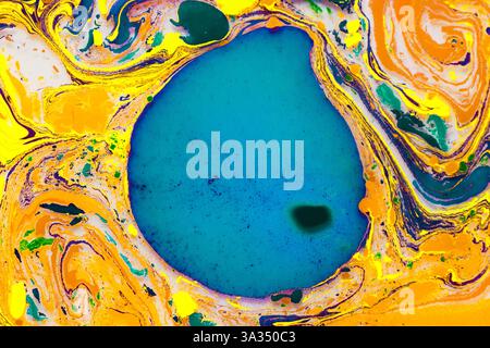 Ein dynamisches abstraktes Kunstwerk mit leuchtenden, wirbelnden Farben in Gelb, Blau, Grün und Orange, das eine große, zentrales blaues Oval. Stockfoto