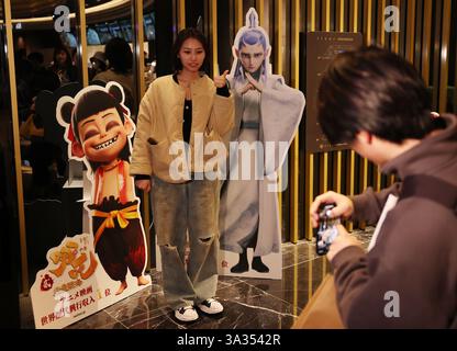 (250314) -- TOKIO, 14. März 2025 (Xinhua) -- ein Publikum posiert für Fotos mit Plakaten nach der Premiere von 'ne Zha 2' in einem Kino in Tokio, Japan, 14. März 2025. "NE zha 2" feierte am Freitag seine Premiere in Tokio. Der Film ist derzeit in Japan in limitierter Auflage mit chinesischen und englischen Untertiteln erhältlich und wird ab dem 4. April landesweit in japanischen Untertiteln veröffentlicht. Der Film wird in 32 Theatern in mehr als 20 großen Städten gezeigt, darunter Tokio, Osaka und Nagoya. (Xinhua/Jia Haocheng) Stockfoto