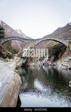 Malerischer Blick auf die Ponte Dei Salti, die sich anmutig über das klare Wasser des Verzasca-Flusses in Lavertezzo, Tessin, Schweiz, erhebt. Atemberaubendes natürliches bea Stockfoto