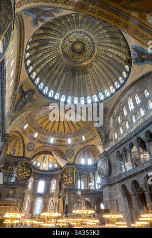 Dieses Foto fängt die Pracht des Innenraums der Hagia Sophia Moschee in Istanbul ein und hebt die riesige Kuppel, die kunstvollen Mosaiken und den islamischen Kalligraphen hervor Stockfoto