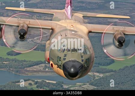 Die Royal Jordanian Air Force Lockheed C-130H Hercules, Reg 347, ist ein taktisches Transportflugzeug mit Tarnfarbe und Petra-Heckkunst. Er wird für Lufttransport, Frachttransport und Truppeneinsatz eingesetzt. Stockfoto