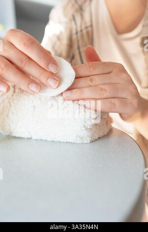Natürliche Nagelpflege mit vitaminangereicherten Polituren und Ölen für gesunde und starke Nägel. Stockfoto