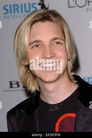 FEBRUAR 2005 - BEVERLY HILLS, KALIFORNIEN - K41292FB. CLIVE DAVIS 2005 VOR DER GRAMMY PARTY IM BEVERLY. HILLS HOTEL, BEVERLY HILLS, CA. 02-12-2005. FITZROY BARRETT/ 2005 ALEX BAND(Bild: © Globe Photos/ZUMAPRESS.com) Stockfoto