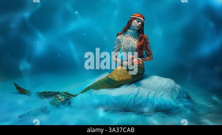 Ruhige rothaarige Frau, Meerjungfrau, die auf fließenden Wellen ruht, roten Kaviar aus Muscheln isst und eine traumhafte Unterwasserwelt zeigt. Stockfoto