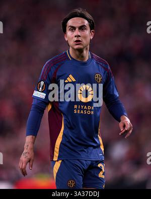 Paulo Dybala von AS Roma sieht beim Achtelfinale der UEFA Europa League 2024/25 im zweiten Leg zwischen Athletic Club und AS Roma im Estadio San an Stockfoto