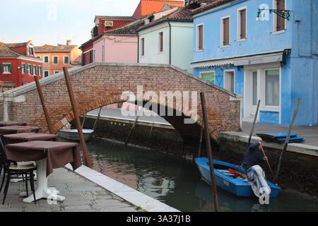 Lebendige und farbenfrohe Häuser am Kanal in Burano, einer malerischen Insel in der Lagune von Venedig, Italien Stockfoto