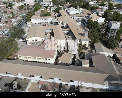 Banjul. März 2025. Ein Foto der Drohne vom 12. März 2025 zeigt einen Blick auf das Edward Francis Small Teaching Hospital in Banjul, der Hauptstadt von Gambia. ZU GEHEN MIT 'Feature: Chinesisches medizinisches Team bringt Gesundheit und Wärme zu Gambians' Credit: SI Yuan/Xinhua/Alamy Live News Stockfoto