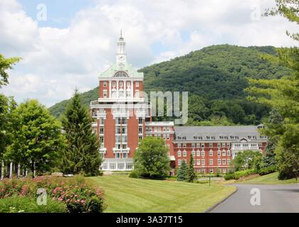 Juni 2014 - Hot Springs, VA, USA - der Haupteingang zum Omni Homestead & Resort in Hot Springs, Virginia, ist ein beeindruckender Anblick. (Bild: © Patricia Sheridan/MCT/ZUMA Wire) Stockfoto
