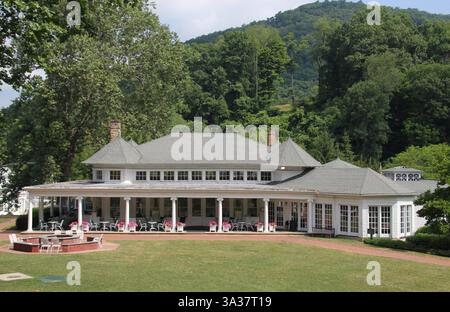 26. Juni 2014 - Hot Springs, VA, USA - das 1895 erbaute Casino ist heute der Pro-Shop und ein zwangloser Lunch-Ort im Omni Homestead Resort & Spa in Hot Springs, Virginia Das Kasino war die Heimat aller Sportarten und war der ursprüngliche Golf- und Tennisclub des Homestead. (Bild: © Patricia Sheridan/MCT/ZUMA Wire) Stockfoto
