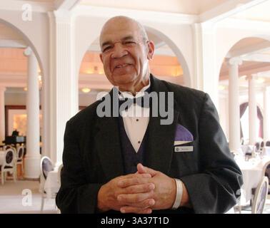 Juni 2014 - Hot Springs, VA, USA - Woody Pettus, 74, arbeitet am 26. Juni 2014 als Maitre im Omni Homestead Resort & Spa in Hot Springs, Virginia Pettus arbeitet seit 59 Jahren im Speisesaal des Homestead in Hot Springs, Virginia und ist eine von fünf Generationen seiner Familie, die in diesem klassischen Hotel gearbeitet haben. (Bild: © Patricia Sheridan/MCT/ZUMA Wire) Stockfoto
