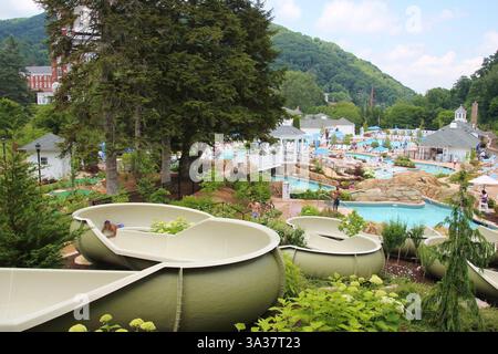 Juni 2014 - Hot Springs, VA, USA - der Poolkomplex im Homestead Resort in Hot Springs, Virginia, verfügt über Wasserrutschen und einen Lazy River sowie einen Standard Pool. (Bild: © Patricia Sheridan/MCT/ZUMA Wire) Stockfoto
