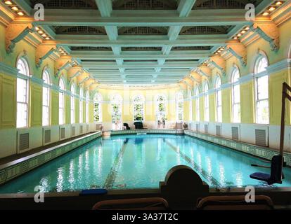 26. Juni 2014 - Hot Springs, VA, USA - das Hallenbad im Omni Homestead & Resort in Hot Springs, Virginia, rühmt sich eines berühmten Benutzers - Präsident Franklin Delano Roosevelt schwamm darin während seines Aufenthalts im berühmten Resort. Es ist mit natürlichem heißem Quellwasser und Chlor gefüllt. (Bild: © Patricia Sheridan/MCT/ZUMA Wire) Stockfoto