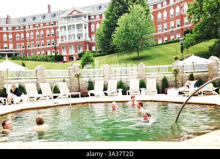26. Juni 2014 - Hot Springs, VA, USA - die gleiche heiße Quelle, in der Thomas Jefferson getränkt hat, ist jetzt Teil des Spa Garden Complex im Omni Homestead & Resort in Hot Springs, Virginia Gäste fahren weiter mit „Take the Waters“ (Foto: © Patricia Sheridan/MCT/ZUMA Wire) Stockfoto