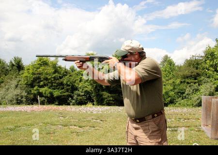 Juni 2014 - Hot Springs, VA, USA - Steve Armstrong, ehemaliger Marine- und Schießlehrer im Homestead's Gun Club, demonstriert, wie man Skeet am 26. Juni 2014 im Omni Homestead Resort & Spa in Hot Springs, Virginia schießt (Bild: © Patricia Sheridan/MCT/ZUMA Wire). Stockfoto