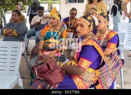 Gruppe junger tamilischer Frauen, die in Kostümen und Make-up typisch für Bharatanatyam, eine klassische indische Tanzform, Kuala Lumpur Malaysia, gekleidet sind Stockfoto