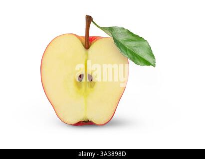 Reife Apfelhälfte und grünes Apfelblatt isoliert. Stockfoto