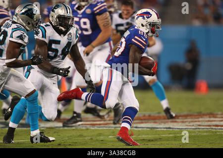 August 2014 - Charlotte, NC, Vereinigte Staaten von Amerika - 8. August 2014 Charlotte, NC. Buffalo Bills Wide Receiver Marquise Goodwin #88 findet ein Loch in der Verteidigungslinie während eines NFL-Vorsaisonspiels gegen die Carolina Panthers im Bank of America Stadium am 8. August 2014 in Charlotte, North Carolina. Die Bills besiegten die Panthers 20-18 Margaret Bowles/CSM(Credit Image: © Margaret Bowles/Cal Sport Media/ZUMAPRESS.com) Stockfoto