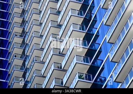 Wohnturm aus blauem Glas mit Balkonen aus flachem Blickwinkel. Moderne Architektur mit zeitgenössischem Hintergrund. Stockfoto