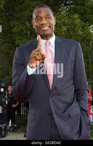 9. August 2014 – Springfield, Massachusetts, USA – 8. August 2014: Der ehemalige NBA-Spieler Dikembe Mutombo macht seinen berühmten Finger auf dem roten Teppich vor der Verankerung der Naismith Memorial Basketball Hall of Fame im Jahr 2014 in der Symphony Hall in Springfield, Massachusetts. Anthony Nesmith/CSM(Bild: © Anthony Nesmith/Cal Sport Media/ZUMAPRESS.com) Stockfoto