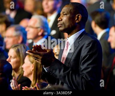9. August 2014 – Springfield, Massachusetts, USA – 8. August 2014: Der ehemalige NBA-Spieler Dikembe Mutombo sieht sich bei der Verankerung der Naismith Memorial Basketball Hall of Fame im Jahr 2014 in der Symphony Hall in Springfield, Massachusetts, an. Anthony Nesmith/CSM(Bild: © Anthony Nesmith/Cal Sport Media/ZUMAPRESS.com) Stockfoto