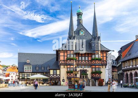 Rathaus am Marktplatz mit Wohltäterbrunnen, Wernigerode, Sachsen-Anhalt, Deutschland *** Rathaus am Marktplatz mit Stifterbrunnen, Wern Stockfoto