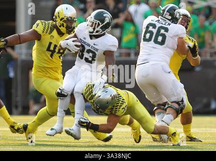 6. September 2014 - Eugene, OR, USA - 06. September 2014: Joe Walker (35) stürzt auf Michigan State Spartans Jeremy Langford (33) mit Oregon Ducks Defensive Lineman DeForest Buckner (44), der als die Oregon Ducks die Michigan State Spartans 47-27 im Autzen Stadium, Eugene, besiegt, OR (Credit Image: © Larry C. Lawson/Cal Sport Media/ZUMAPRESS.com) Stockfoto
