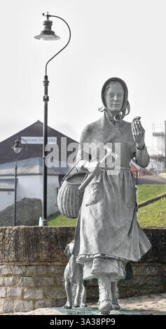 Statue von Mary Anning, Wissenschaftlerin und Paläontologin, an der Promenade von Lyme Regis, Dorset, England. Stockfoto