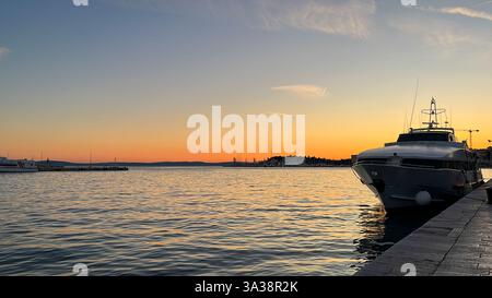 Wunderschöner Sonnenuntergang im Hafen von Split, Kroatien. Hintergrund, grafische Ressource für Tourismusförderungsmaßnahmen. Sommerurlaub. Horizontales reales Bild. Stockfoto