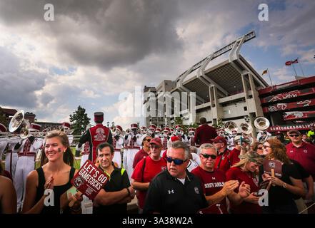 6. September 2014 - Columbia, SC, USA - Fans begrüßen das Fußballteam South Carolina während des Gamecock Walks vor dem Kampf gegen East Carolina im Williams-Brice Stadium in Columbia, S.C., Samstag, 6. September 2014. (Abbildung: © Tim Dominick/MCT/ZUMA Wire) Stockfoto