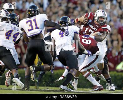 6. September 2014 - Columbia, SC, USA - South Carolina Quarterback Dylan Thompson (17) versucht, in der ersten Halbzeit gegen East Carolina im Williams-Brice Stadium in Columbia, S.C., am Samstag, den 6. September 2014 einen Treffer zu brechen. (Abbildung: © Gerry Melendez/MCT/ZUMA Wire) Stockfoto