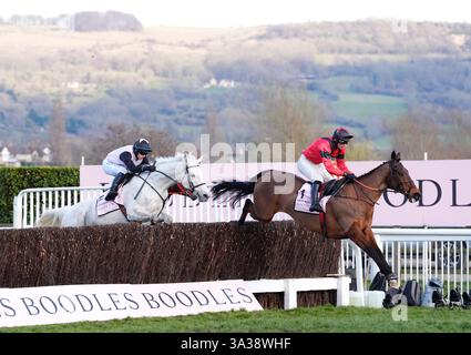 Das Gentlemansgame wurde von Darragh O'Keefe und Ahoy Senor geritten von Derek Fox in der Boodles Cheltenham Gold Cup Chase am vierten Tag des Cheltenham Festival 2025 auf der Cheltenham Racecourse. Bilddatum: Freitag, 14. März 2025. Stockfoto