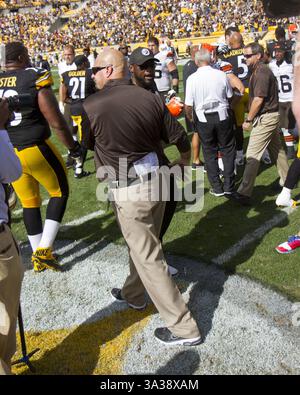 September 2014 - Pittsburgh, Pennsylvania, USA S: Mike Pettine, Head Coach von Cleveland Browns, begrüßt Pittsburgh Steelers Head Coach Mike Tomlin nach dem Spiel. Die Pittsburgh Steelers besiegten die Cleveland Browns im Heinz Field 30 mit 27. (Kreditbild: © Brian Kunst/ZUMA Wire) Stockfoto