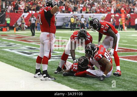 7. September 2014 - Atlanta, Georgia, USA - das Zentrum der Atlanta Falcons Joe Hawley (61) blickt über die Feier eines Atlanta Falcons, der zurück Jacquizz Rodgers (32), die erste Halbzeit des Spiels zwischen den New Orleans Saints und den Atlanta Falcons im Georgia Dome. (Kreditbild: © Frank Mattia/ZUMA Wire) Stockfoto